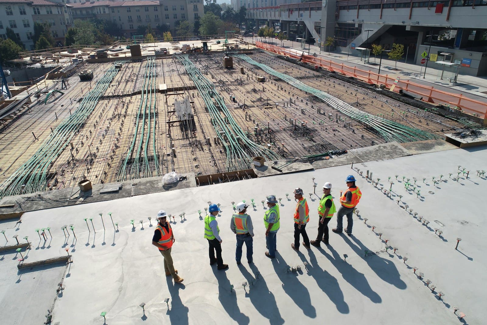 Tim proyek PT Civex Axelindo berdiri di lokasi pengecoran lantai bangunan