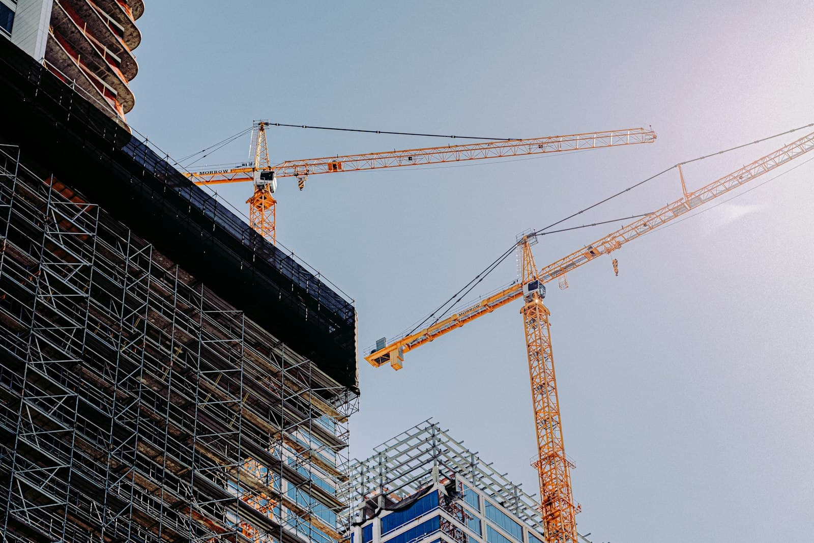 Crane menara di proyek pembangunan gedung bertingkat
