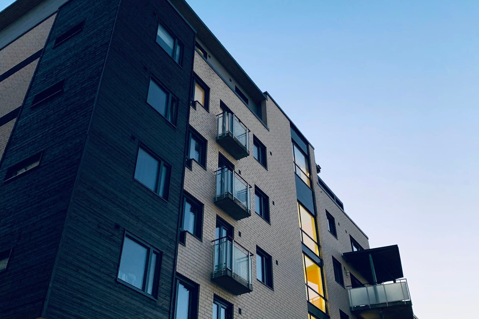 Fasad bangunan bertingkat dengan balkon dan panel hitam