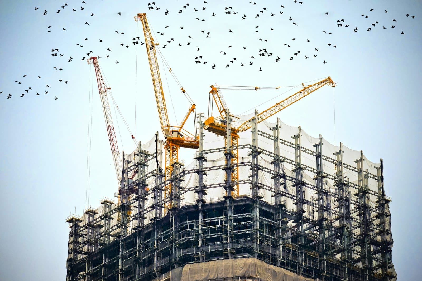Struktur gedung komersial bertingkat dengan crane menara di Cibubur